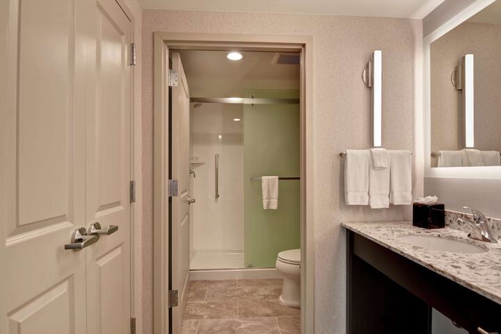 1 King Mobilty Hearing Accessible Tub Studio (16 of 20)