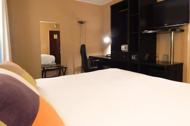 Room 13 of 28