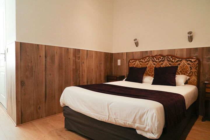 Room 6 of 12