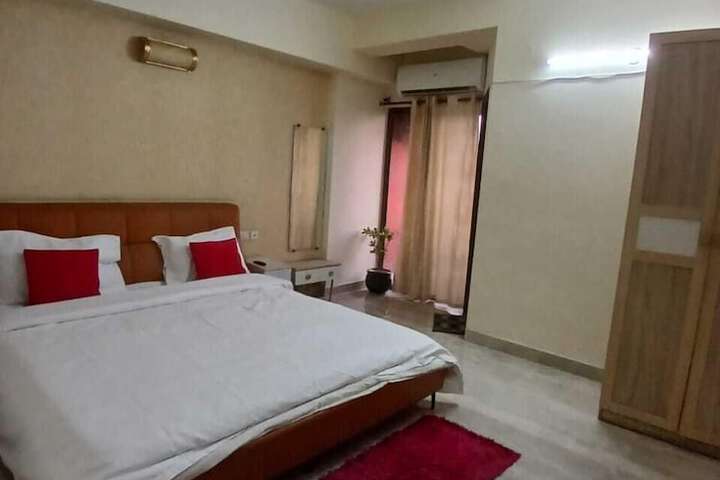 Room 6 of 8