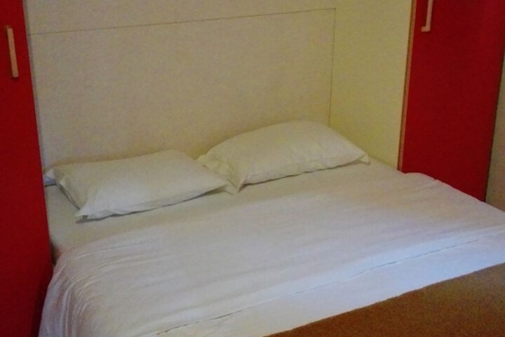 Room 7 of 44