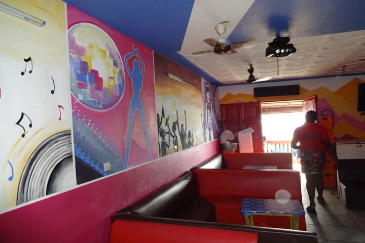 Lounge 10 of 12
