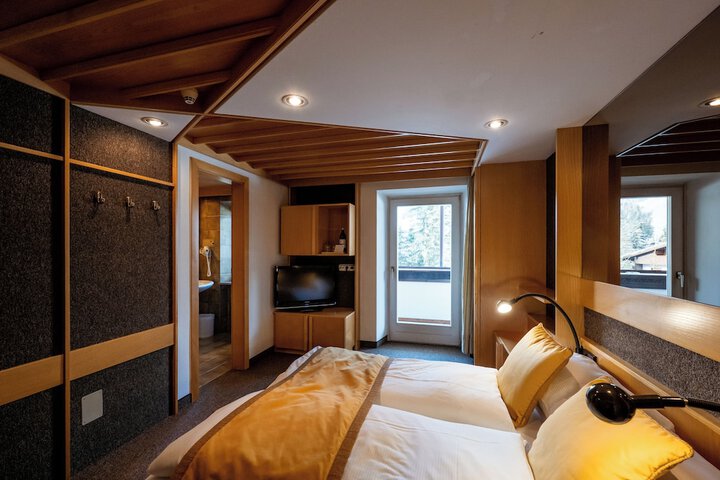 Room 6 of 145