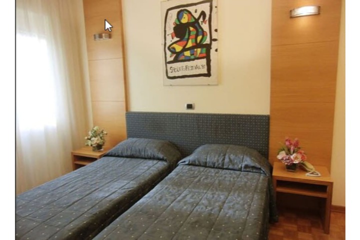 Room 21 of 34