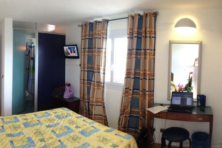 Room 6 of 93