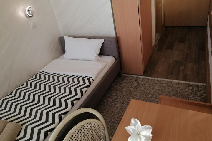 Room 33 of 96
