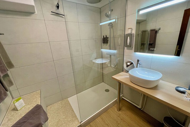 Room 16 of 24