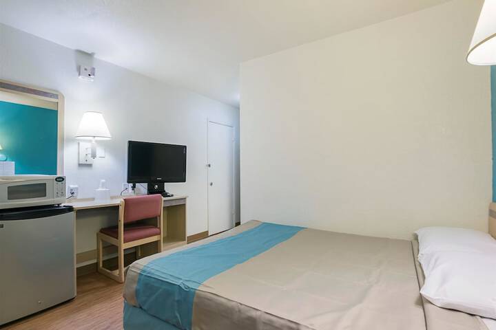 1 Queen Bed (3 of 14)