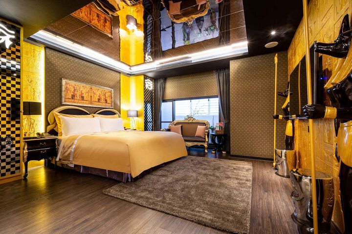 Room 11 of 32
