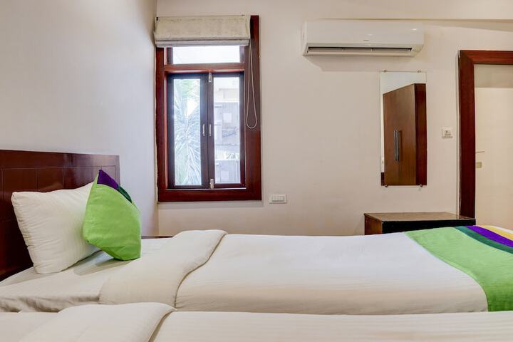 Room 15 of 33