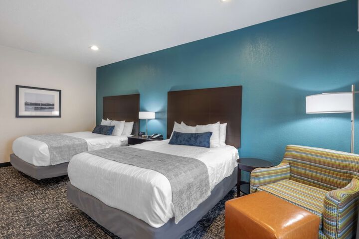 2 Queen Beds Pillow Top Mattress Flat Screen Television Microwave and Refrigerator Full Breakfast (9 of 15)