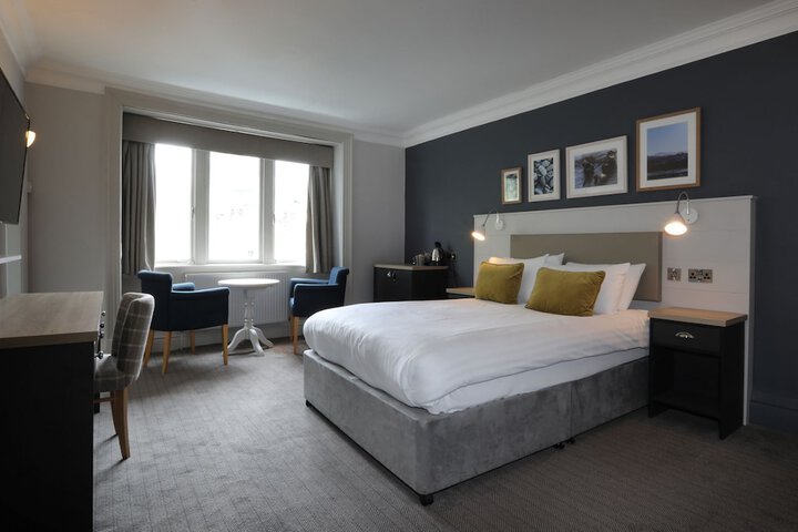 Room 18 of 102