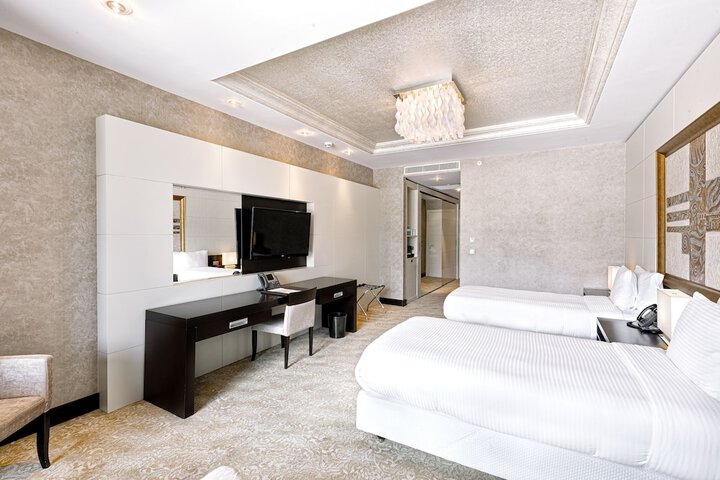 Room 9 of 100