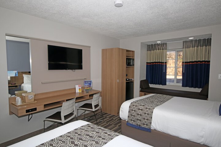 1 Queen Bed (4 of 14)