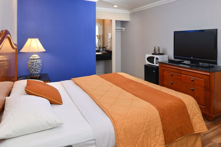 Signature King Bed (6 of 12)