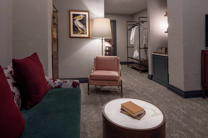 Room 27 of 83