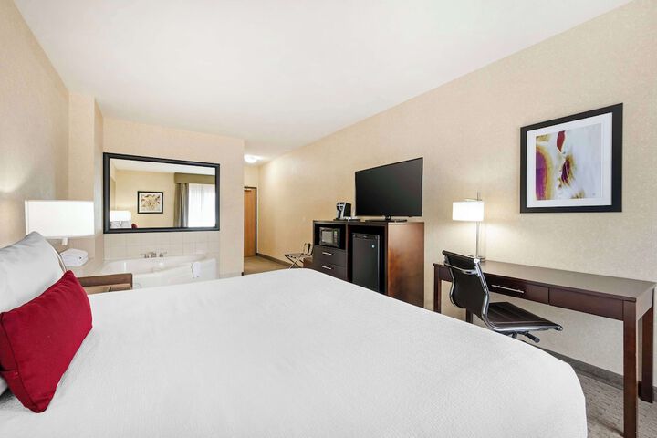 1 King Accessible Comm Assist Bathtub Microwave, Refrigerator WiFi Full Breakfast (6 of 13)