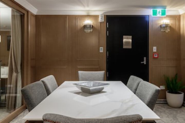 Room 70 of 216