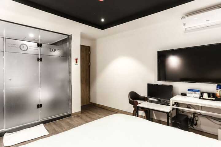 Room 5 of 46
