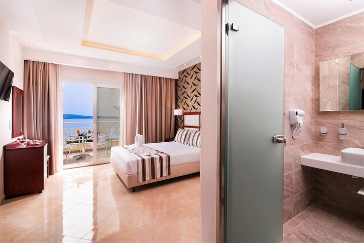 Room 33 of 84