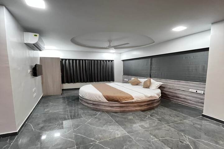 Room 9 of 13