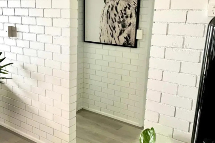 Room 9 of 16