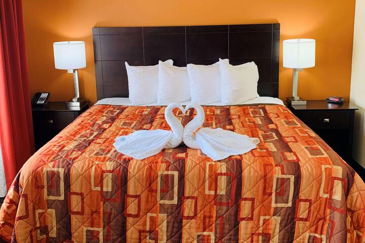 1 King Bed High Speed Internet Accessible Microwave and Refrigerator Work Desk Full Breakfast (1 of 14)