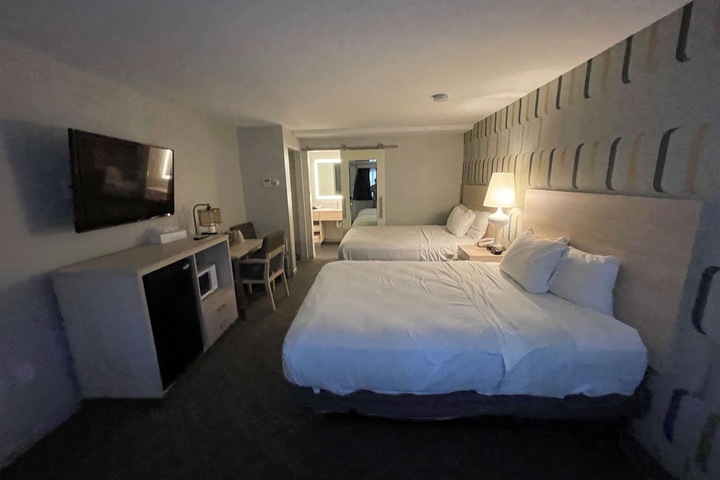 2 Queen Beds Outdoor Pool Area Desk Work Space Refrigerator, Coffee and Tea Maker Full Breakfast (13 of 20)