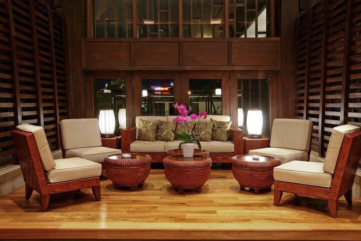 Lounge 122 of 152