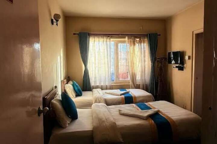 Room 5 of 8