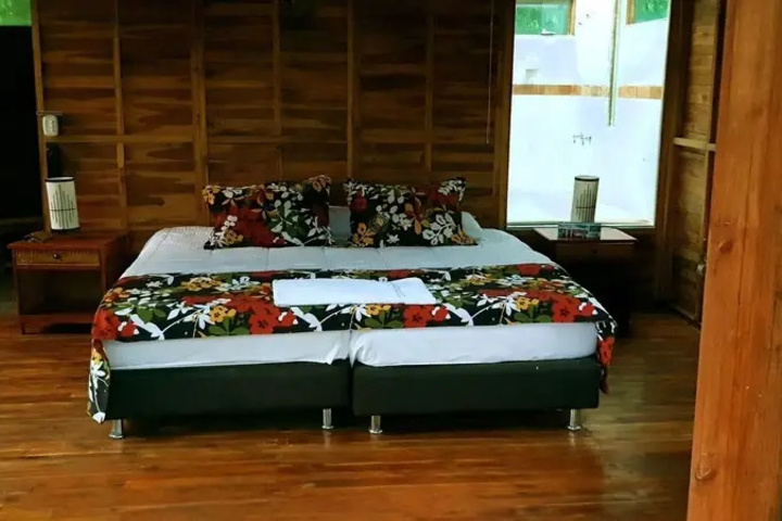 Room 4 of 10