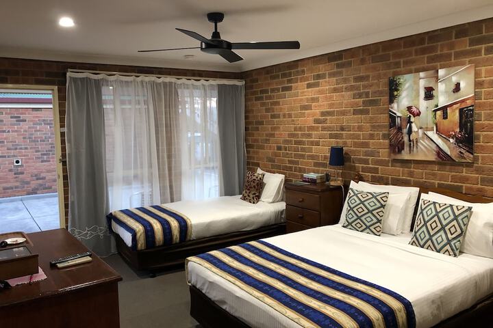 Room 12 of 103