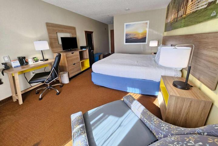 1 King Bed Bathtub Accessible (4 of 10)