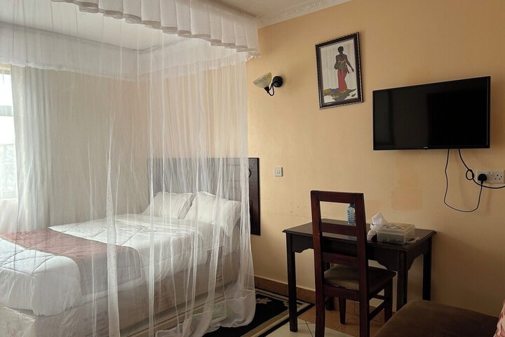Room 9 of 33