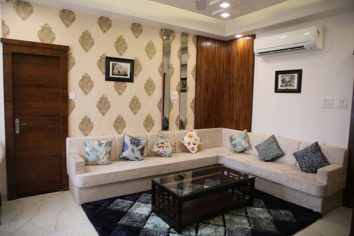 Room 6 of 28