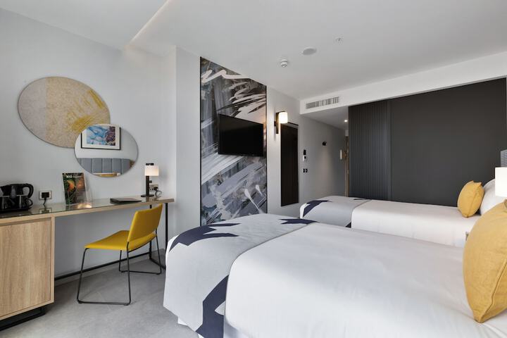 Room 28 of 106