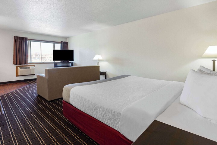 1 King Bed (3 of 19)