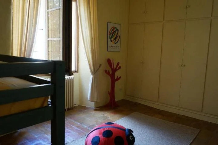 Room 10 of 18