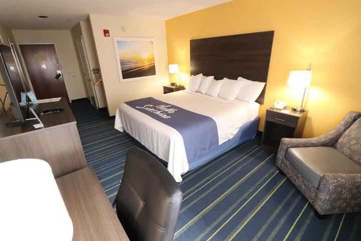 1 King Bed (4 of 9)
