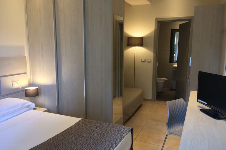 Room 4 of 37
