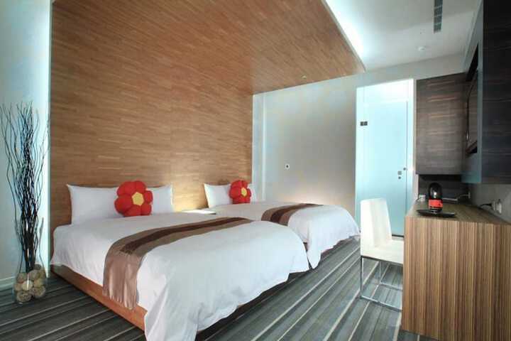 Room 3 of 48