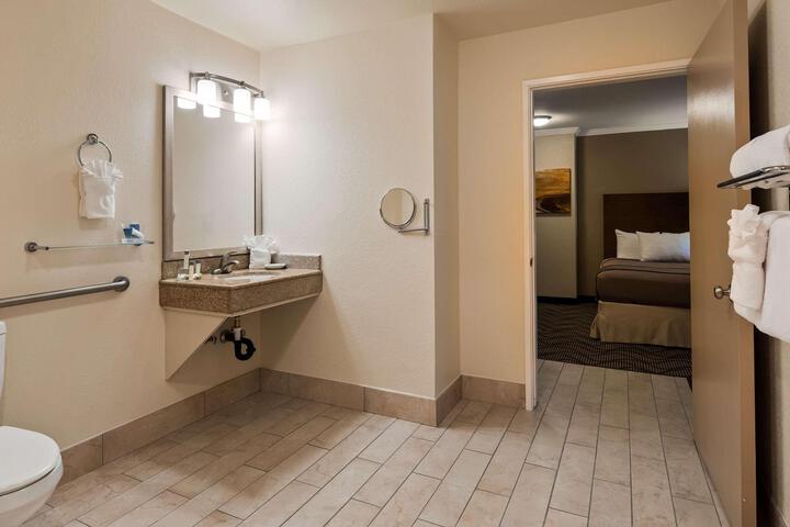 1 King Bed Microwave and Refrigerator WiFi Full Breakfast (4 of 12)
