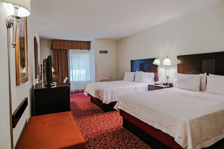 2 Queen Beds (5 of 7)