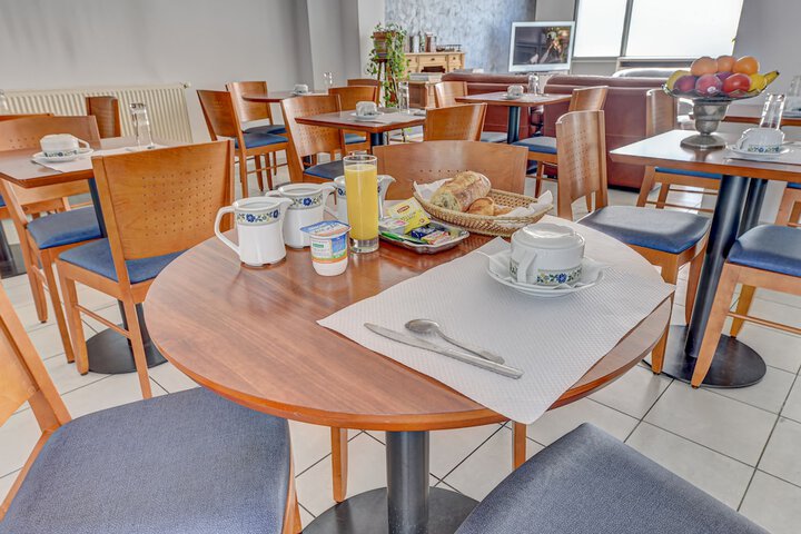 Breakfast/Coffee Service 30 of 44