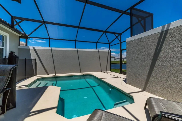 Pool 10 of 18