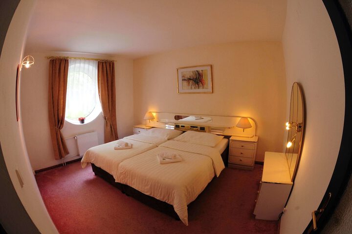 Room 5 of 32