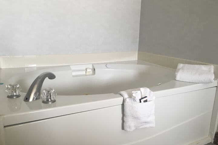 1 King Bed (4 of 6)