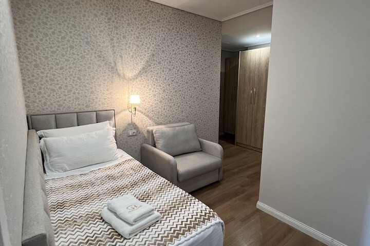 Room 32 of 61