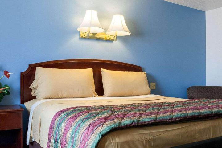 1 Queen Bed (9 of 9)