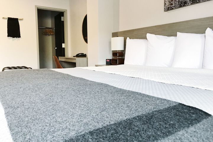 Room 2 of 33